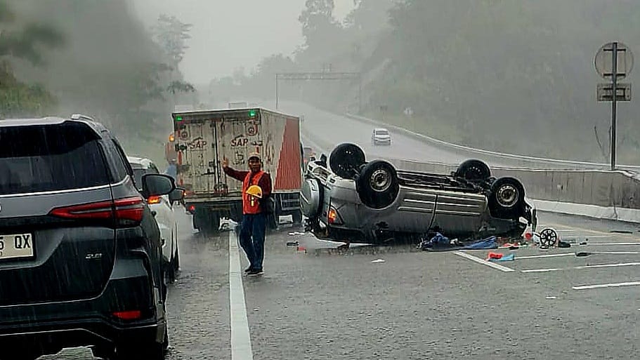 suv terbalik di tol