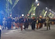 Para peserta kirab temu gelang kelilingi Pendopo rumah Dinas bupati Blora