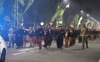 Para peserta kirab temu gelang kelilingi Pendopo rumah Dinas bupati Blora