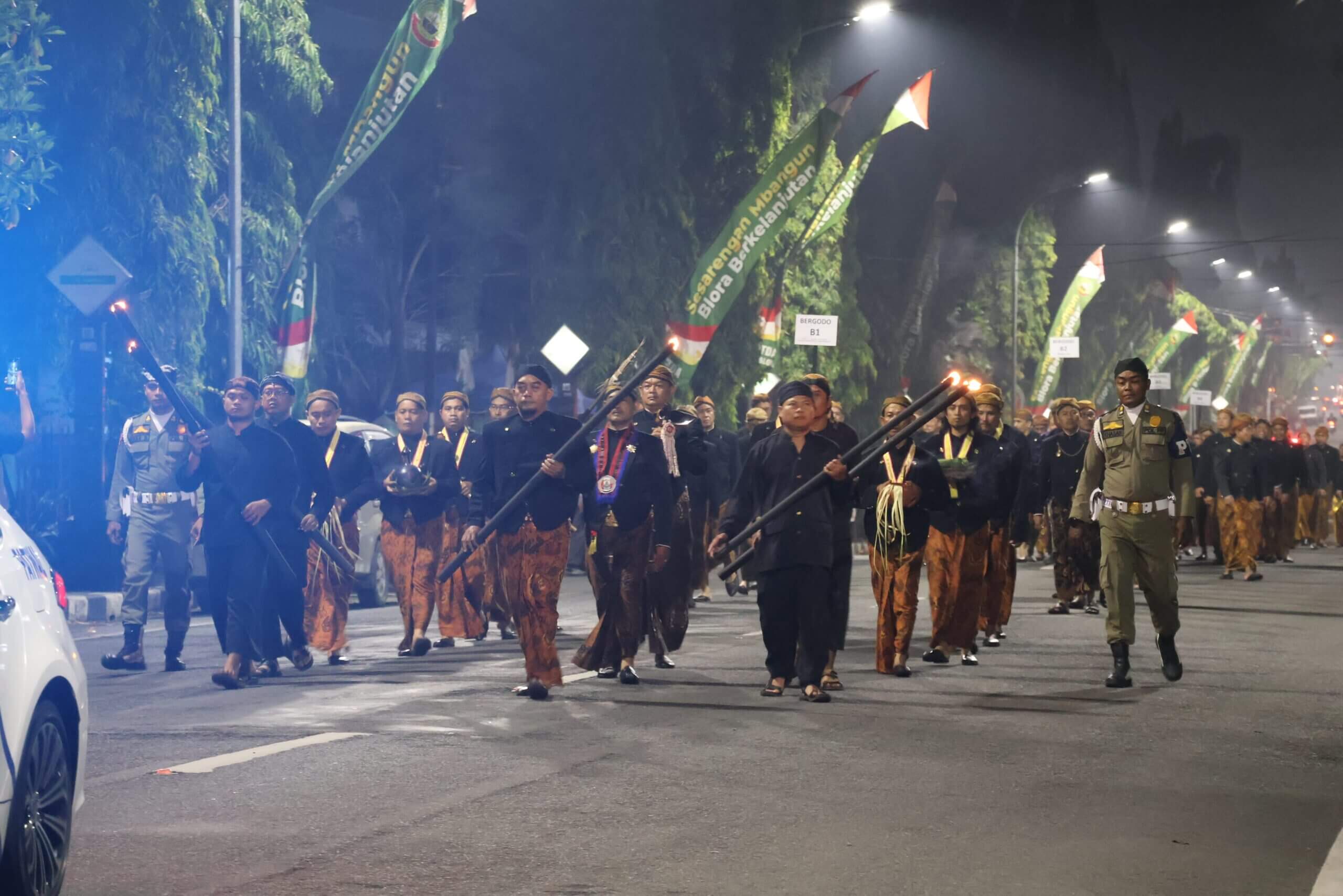 Para peserta kirab temu gelang kelilingi Pendopo rumah Dinas bupati Blora