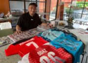 Andreas Junian bersama koleksi kartu foto dan jersey