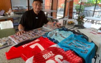 Andreas Junian bersama koleksi kartu foto dan jersey