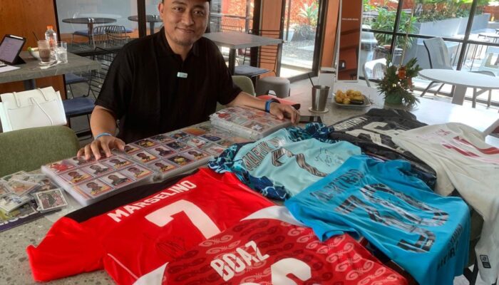 Pemburu Autograf Andreas Junian, Kolektor 1.500 Kartu dan 300 Jersey Bola