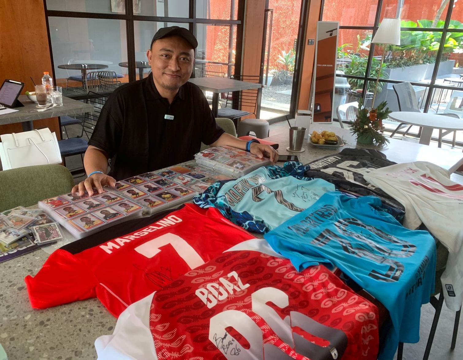 Andreas Junian bersama koleksi kartu foto dan jersey