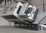 Pemberlakuan rollover test (uji guling) kendaraan manhauler, yang dilakukan pada fasilitas uji PT Laksana Bus Manufaktur, Ungaran Kabupaten Semarang, Kamis 18 Desember 2025. (Bowo Pribadi/beritajateng.tv)