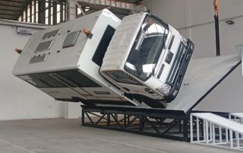 Pemberlakuan rollover test (uji guling) kendaraan manhauler, yang dilakukan pada fasilitas uji PT Laksana Bus Manufaktur, Ungaran Kabupaten Semarang, Kamis 18 Desember 2025. (Bowo Pribadi/beritajateng.tv)
