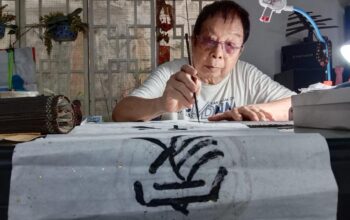 Liong Hwa Hing atau Hendri Hermawan, pelestari kaligrafi China di Kota Semarang. (Yuni Esa Anugrah/beritajateng.tv)