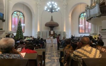 Suasana Gereja Blenduk Kota Lama Semarang saat ibadah malam Natal yang dipadati oleh jemaat. Rabu, 24 Desember 2025. (Yuni Esa Anugrah/beritajateng.tv)