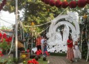 Suasana keluarga saat berfoto di Family Christmas Garden usai misa pagi di Gereja Katedral Semarang. Kamis, 25 Desember 2025. (Yuni Esa Anugrah/beritajateng.tv)