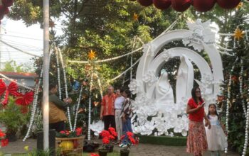 Suasana keluarga saat berfoto di Family Christmas Garden usai misa pagi di Gereja Katedral Semarang. Kamis, 25 Desember 2025. (Yuni Esa Anugrah/beritajateng.tv)