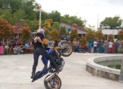 Hiburan Tahun Baru, Freestyler Motor Juara Asia Pukau Pengunjung di Noyogimbal View Blora