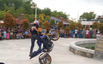 Hiburan Tahun Baru, Freestyler Motor Juara Asia Pukau Pengunjung di Noyogimbal View Blora