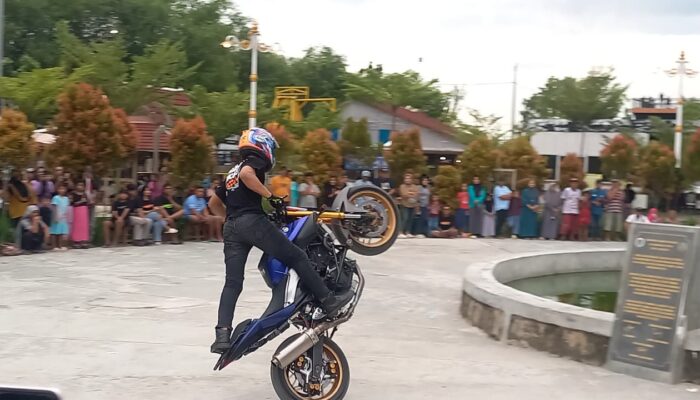 Hiburan Tahun Baru, Freestyler Motor Juara Asia Pukau Pengunjung di Noyogimbal View Blora