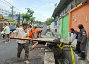 Satpol PP Bongkar Lapak PKL di Atas Drainase Jalan Gajah Raya Semarang