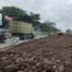 Proyek peninggian Jalan Kaligawe Raya, jalur utama penghubung Semarang-Demak resmi mulai, menyebabkan kemacetan panjang dan kepadatan arus lalu lintas.