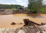 Jembatan Penghubung Roboh, Akses Warga RW 7 Mangkang Wetan Putus Total