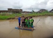 Dua Pekan Akses Putus Akibat Jembatan Roboh, Warga Mangkang Wetan Bertaruh Nyali Seberangi Sungai