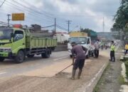 Gegara Pintu Kontainer Terbuka, Muatan Pelet Kayu Tumpah di Jalan Raya Bawen Hingga 50 Meter Lebih