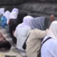 Video viral sekelompok orang zikir di Candi Prambanan. (X/@facvies)