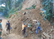 Tanah Longsor Tutup Akses Jalan Empat Dusun di Desa Pledokan