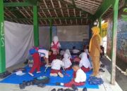 Miris! Ruang Kelas Rusak Parah, Siswa SDN 1 Plosorejo Blora Terpaksa Belajar di Balai Desa