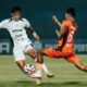 Pemain PSS Sleman merebut bola pada babak pertama