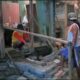 Warga Desa Buluroto, Blora sedang memperbaiki rumahnya yang longsor akibat tanah bergerak. (Heri/beritajateng.tv)