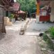 warga di Desa Kalangan, Kecamatan Tunjungan, Kabupaten Blora, Jawa Tengah, pasang pondasi di depan rumahnya. (Heri/beritajateng.tv)