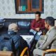Petugas Satpol PP dan Dinsos Kota Salatiga saat mengamankan pria ODGJ, usai membuat ulah di kawasan Pasa Raya Salatiga, pada 25 Desember 2025. (dok. Satpol PP Kota Salatiga)