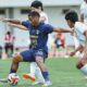 Pemain Persita Tangerang mempertahankan bola dari rebutan lawan
