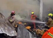 Gudang Kasur Busa di Tuntang Terbakar, Api Nyaris Merembet ke Rumah Warga