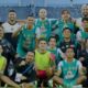 Para pemain Persebaya berfoto bersama usai meraih kemenangan atas Malut United