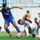 Pemain Arema FC melewati dua pemain bertahan Persik Kediri