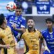 Pemain Persib dan Persija tengah merebut bola lambung