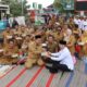 Dirjen Pengembangan Ekonomi dan Investasi Desa dan Daerah Tertinggal Kemendes PDT RI Dr. H. Tabrani (kemeja putih) , didampingi Bupati Blora Arief Rohman foto bersama ribuan aparatur Desa di alun-alun Blora, Senin 12 Januari 2025. (Heri/beritajateng.tv)