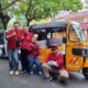 Anak-anak penyandang disabilitas Yayasan Kinasih Keluarga Inklusi atau Rumah Difabel Inklusi saat keliling Kota Semarang naik bajaj. (Yuni Esa Anugrah/beritajateng.tv)