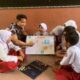 Eko Prasetyo Guru SDN Pendrikan Lor 01 Semarang saat mengajar Matematika kepada siswa. (Yuni Esa Anugrah/beritajateng.tv)