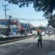 Petugas Satlantas Polres Semarang melakukan olah tempat kejadian perkara kecelakaan di ruas Jalan Soekarno- Hatta, Bergas, Kabupaten Semarang, Kamis, 19 Januari 2026. (Bowo Pribadi/beritajateng.tv)