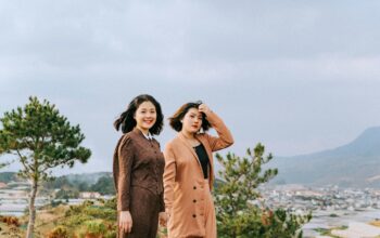 Ilustrasi perempuan memakai baju berwarna earth tone. (Pexels/Pixabay)