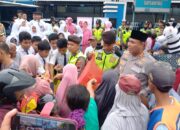 Antrean Mengular, Ratusan Warga Serbu Pembagian Beras dan Takjil Gratis dari Polres Blora