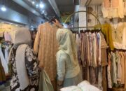 Curi Start Lebaran, Tren Gamis “Bini Orang” Diserbu Pembeli di Pasar Johar Semarang