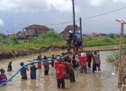 Warga Mangkang Wetan Gotong Royong Bangun Jembatan Darurat dari Bambu