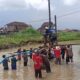Warga Mangkang Wetan Gotong Royong Bangun Jembatan Darurat dari Bambu