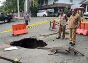Sinkhole Muncul di Jalan dr. Wahidin Depan Disdik Semarang, Diduga Akibat Crossing Saluran Air