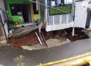Hujan Deras 5 Jam, Jalan Blok Perumahan Griya Bukit Jati Asri Ungaran Amblas 2 Meter