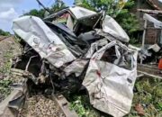 Terjang Perlintasan Tanpa Palang Pintu di Demak, Gran Max Tertabrak KA Harina, Sopir Tewas Terpental