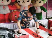 Pertama Kali Meriahkan Imlek di Sam Poo Kong, Konjen Tiongkok Bagi-Bagi Boneka Panda dan Tulis Kuplet untuk Warga