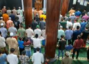Beda Rakaat Bukan Penghalang, Muhammadiyah dan NU Tarawih Bareng di Masjid Sekayu Semarang