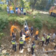 Sejumlah relawan bergerak cepat menangani pengikisan tanah akibat kerusakan drainase di Perumahan Delta Asri V di Desa Leyangan, Kecamatan Ungaran Timur, Kabupaten Semarang. (Bowo Pribadi/beritajateng.tv)