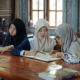 santri lansia belajar mengaji di pesantren kasepuhan